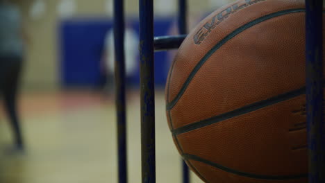 Baloncesto-De-La-Escuela-Secundaria-Primer-Plano-De-La-Pelota