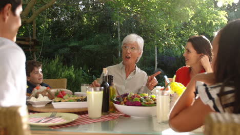 Familia-Comiendo-Afuera-Juntos-En-Verano