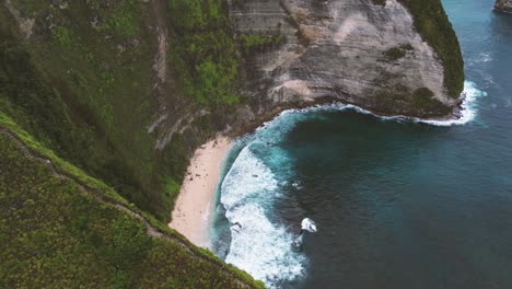 vista a vista de pájaro de las olas que chocan contra la arena de la playa de cap de t-rex