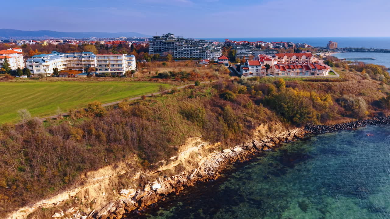 Allontanamento dalla costa rocciosa del mare. Svela la vista sul paesaggio urbano della città costiera
