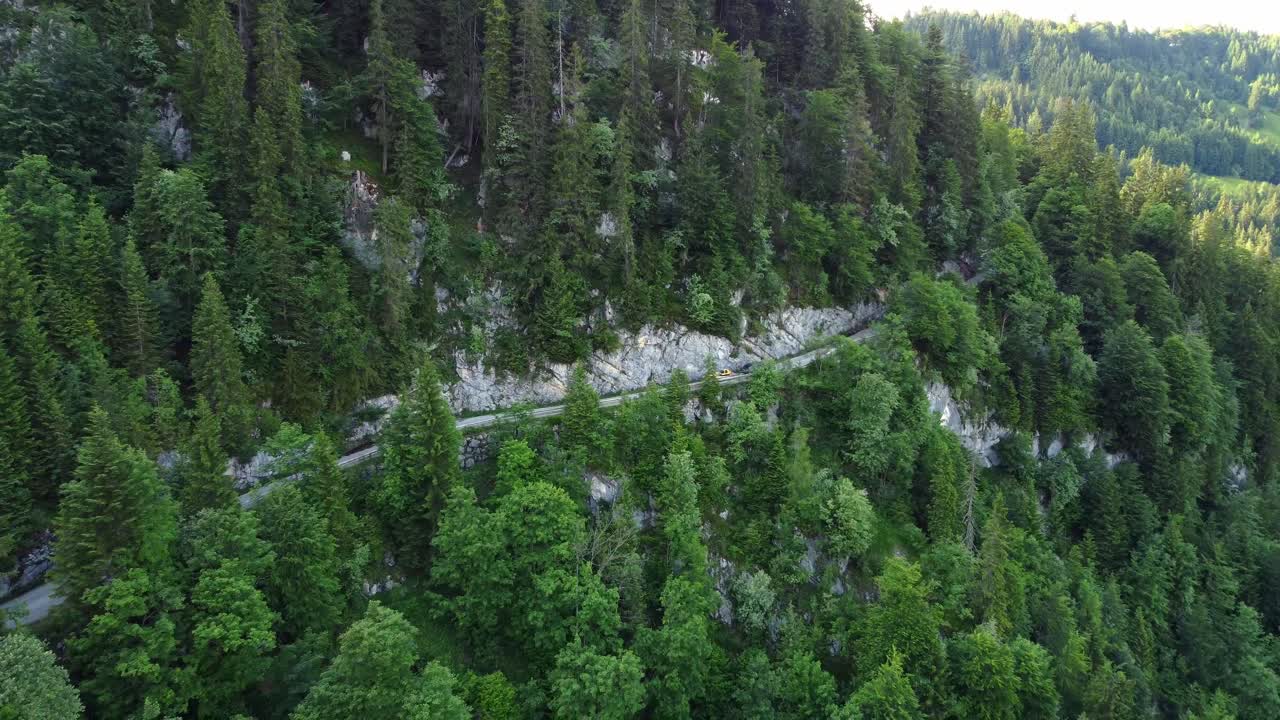 camino empinado que conduce a una montaña en los alpes en lofer, austria