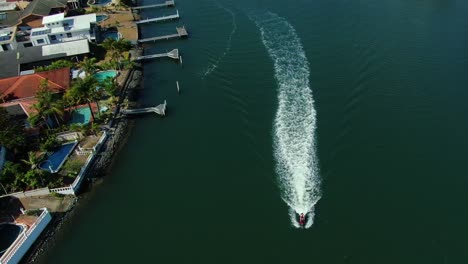 Jet-Ski-Fahrer,-Der-Im-Surferparadies-Australien-Den-Wunderschönen-Gold-Coast-Kanal-Hinauffährt