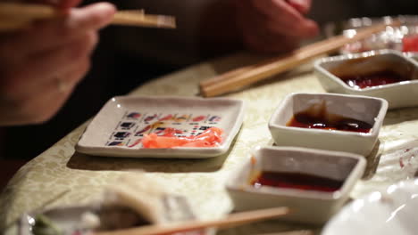 comiendo sushi de cerca