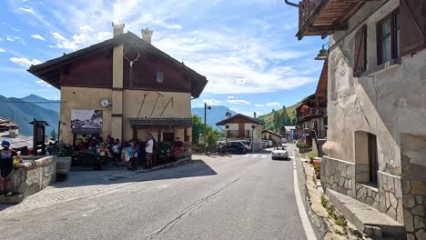 un pintoresco viaje a través de un pintoresco pueblo italiano