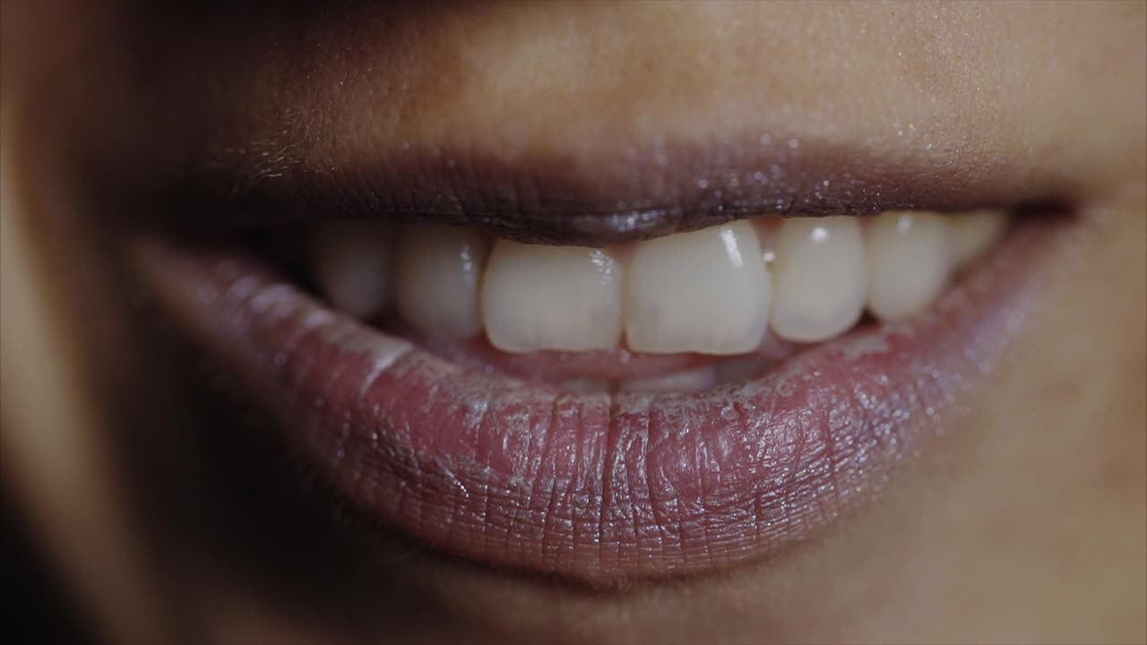 primer plano de la boca sonriente de una mujer