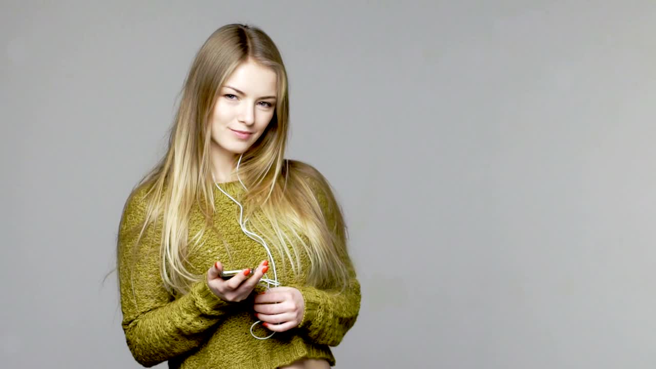 으로 쳐다보며 미소 짓는 여자