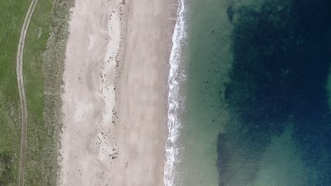 Toma-Aérea-De-Arriba-Hacia-Abajo-Volando-Sobre-Una-Playa-De-Arena-En-La-Costa-De-Escocia