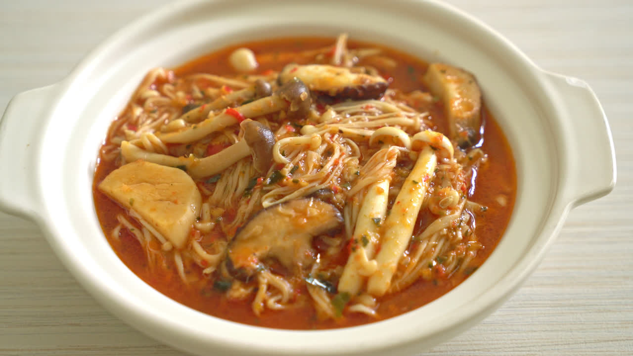 똠얌 수프를 곁들인 매운 버섯 볶음 - 비건 채식 스타일