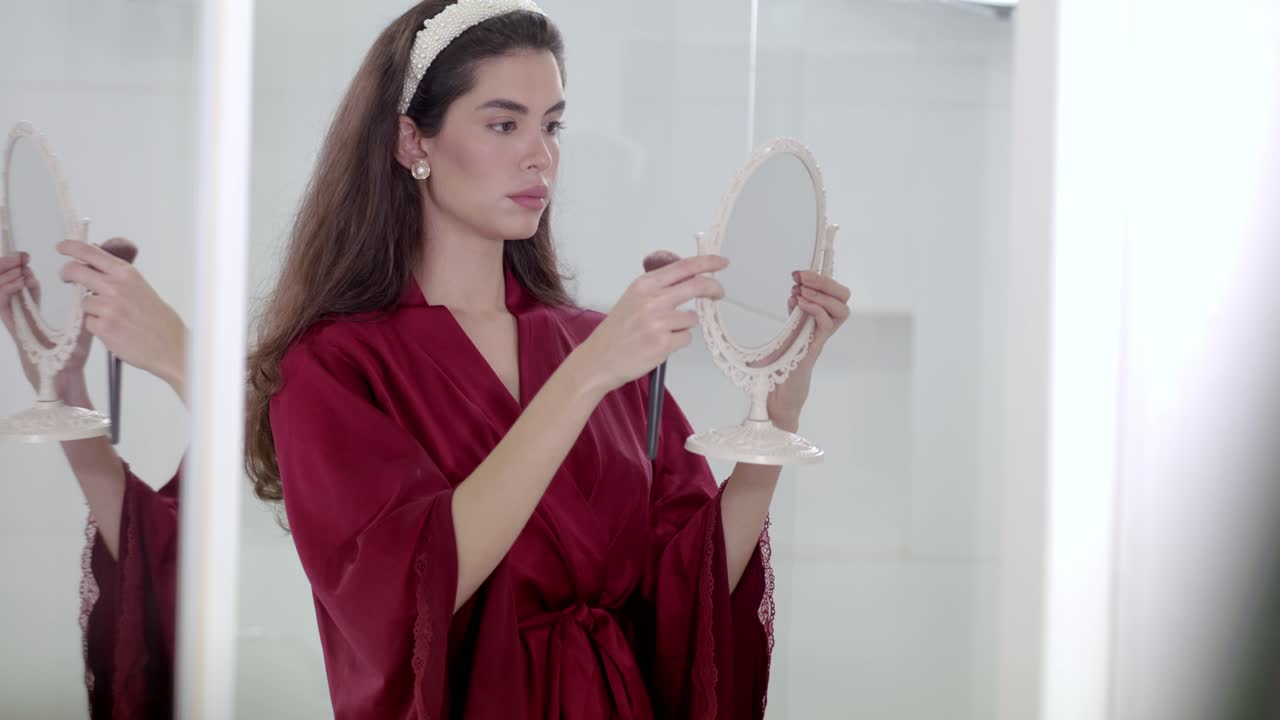 La sicurezza traspare mentre la modella ammira la simmetria dei suoi lineamenti.