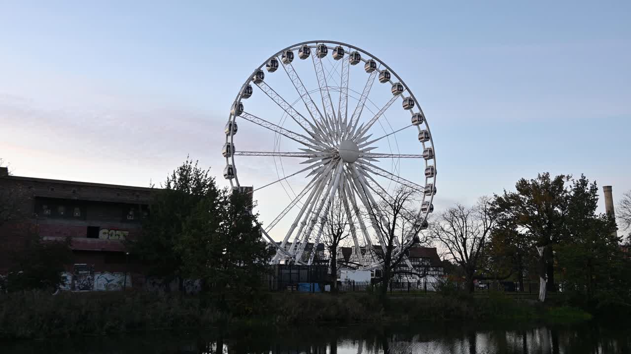rueda de la fortuna en la ciudad polaca de gdansk