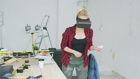 hembra en casco de realidad virtual en taller