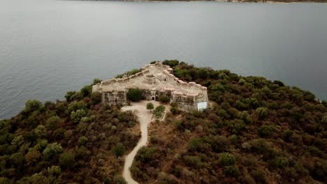 vista desde un avión no tripulado de la fortaleza ali pasha en porto palermo, albania