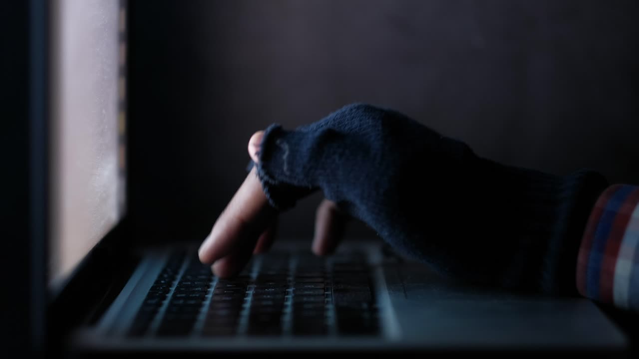 Hacker em ação à noite.
