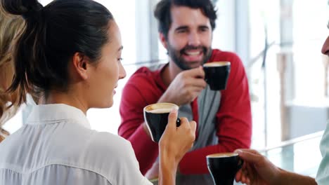 Amigos-Tomando-Café-En-El-Restaurante