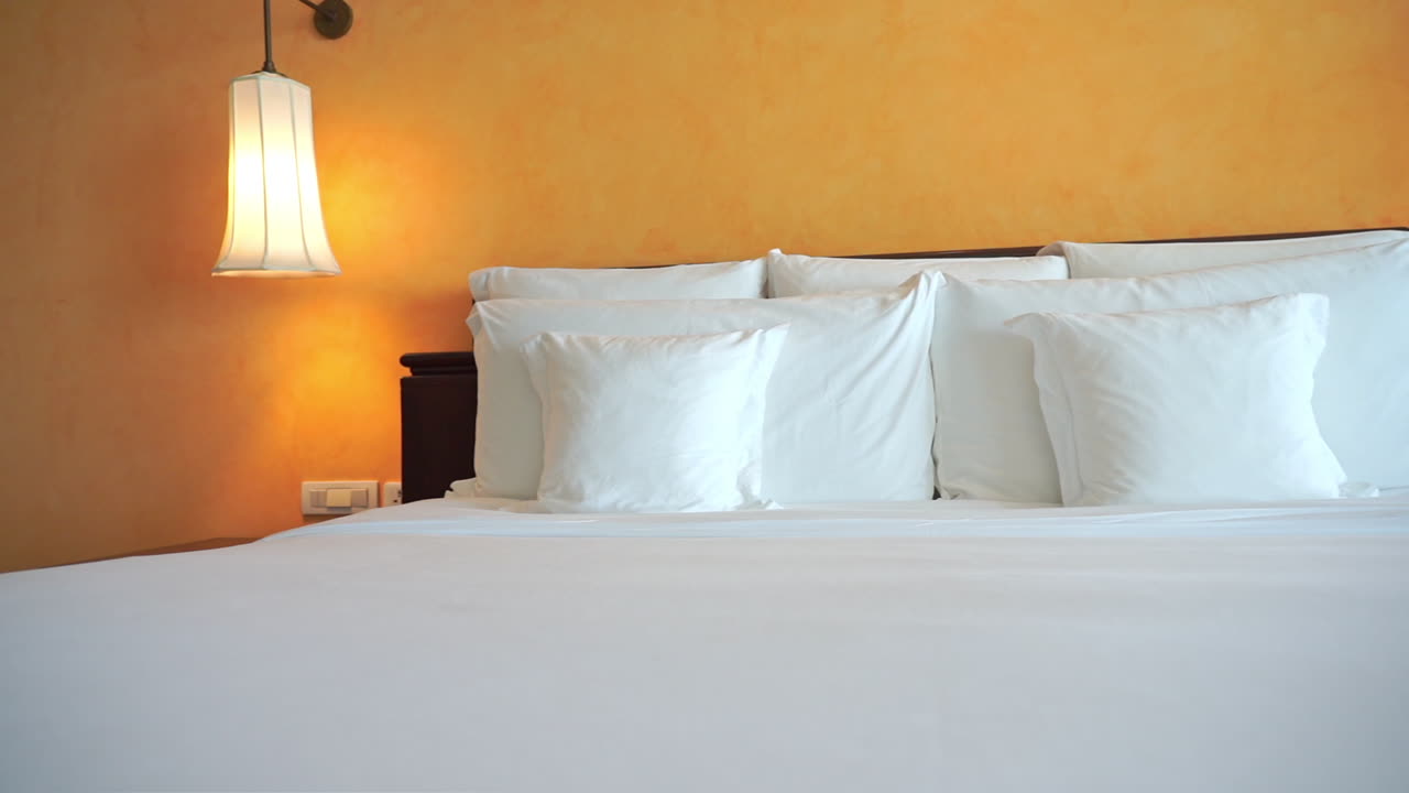 Geser secara horizontal di seberang tempat tidur kamar hotel resor