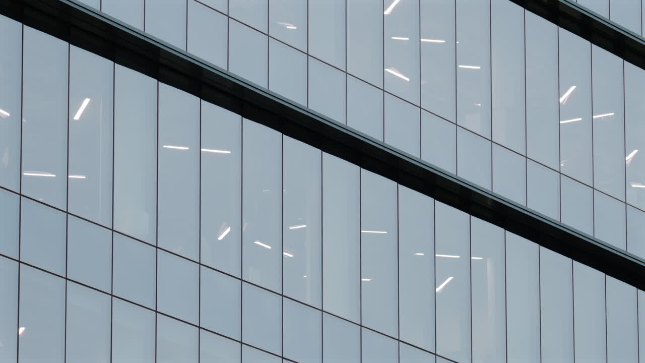 Foto arquitetônica de um prédio de escritórios moderno com painéis de vidro reflexivos e linhas geométricas