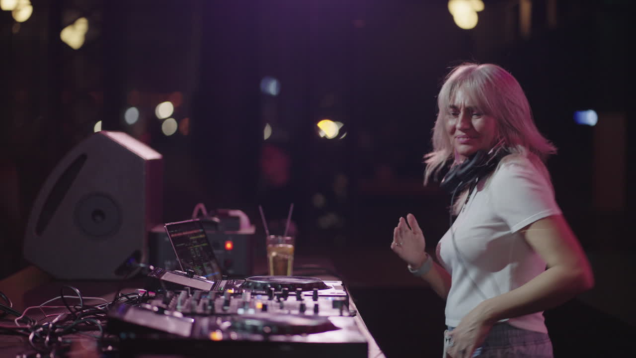 mujer dj tocando música en un club nocturno