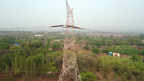 Elektrischer-Übertragungsturm,-Drohne-Bewegt-Sich-Von-Links-Nach-Rechts,-Ansicht-Im-Dorf-Maharashtra,-Indien