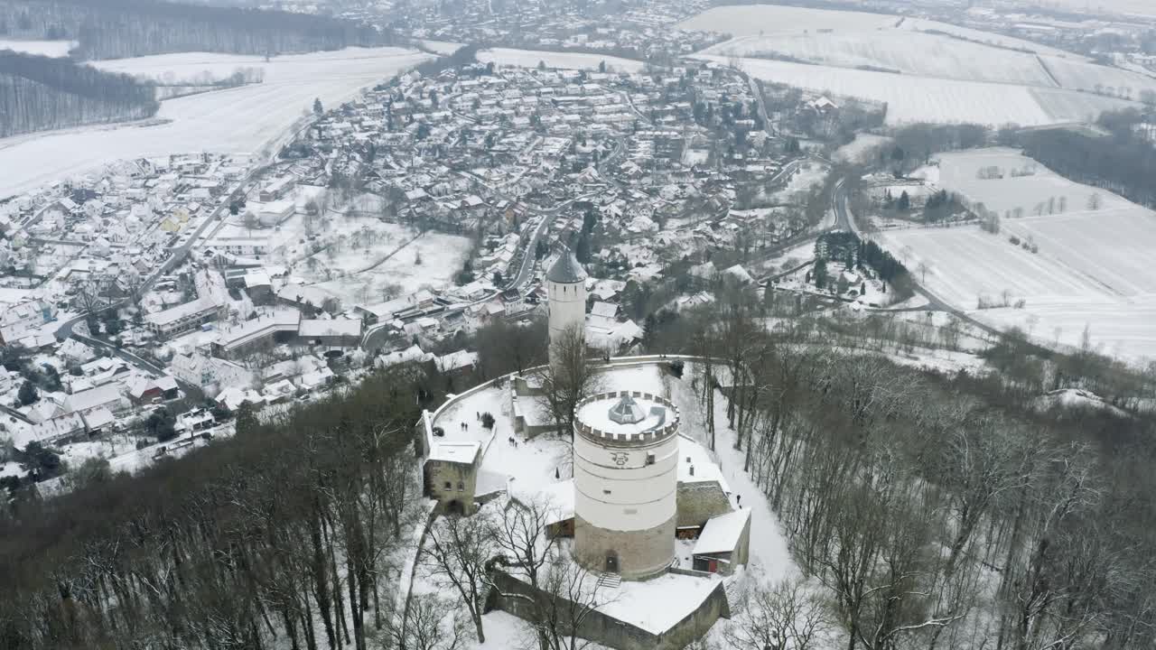 antena de drones del castillo de cuento de hadas plesse en invierno con una gran cantidad de nieve en una hermosa montaña cerca de bovenden, alemania, europa