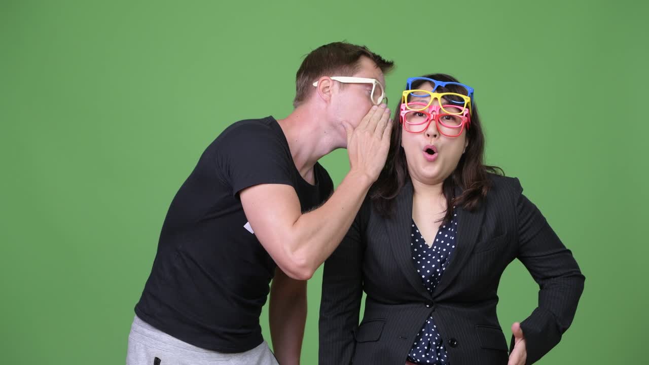 성숙한 아시아 사업가와 젊은 스칸디나비아 괴짜 남자가 함께