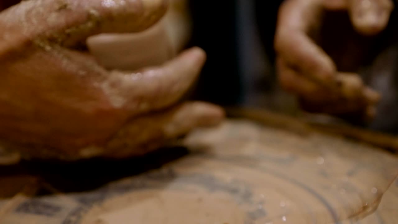 el alfarero está haciendo una olla de arcilla en la rueda del alfarero