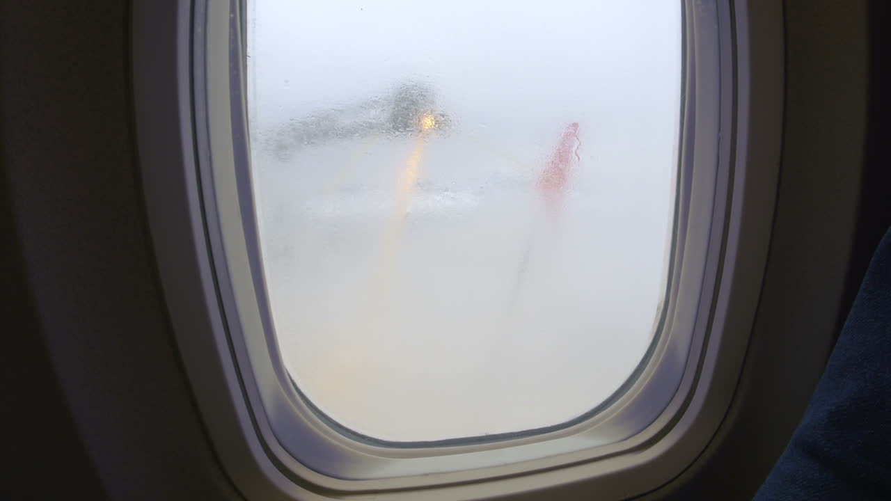 мытье самолета реагентами перед взлетом