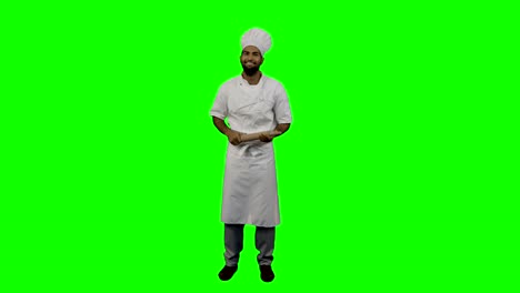 retrato de un chef masculino sosteniendo un rodillo