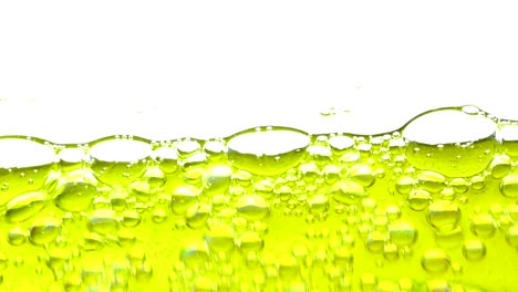 burbujas de agua detrás del fondo de vidrio