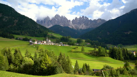 Santa-Maddalena---Dolomitas,-Paisaje-De-Italia