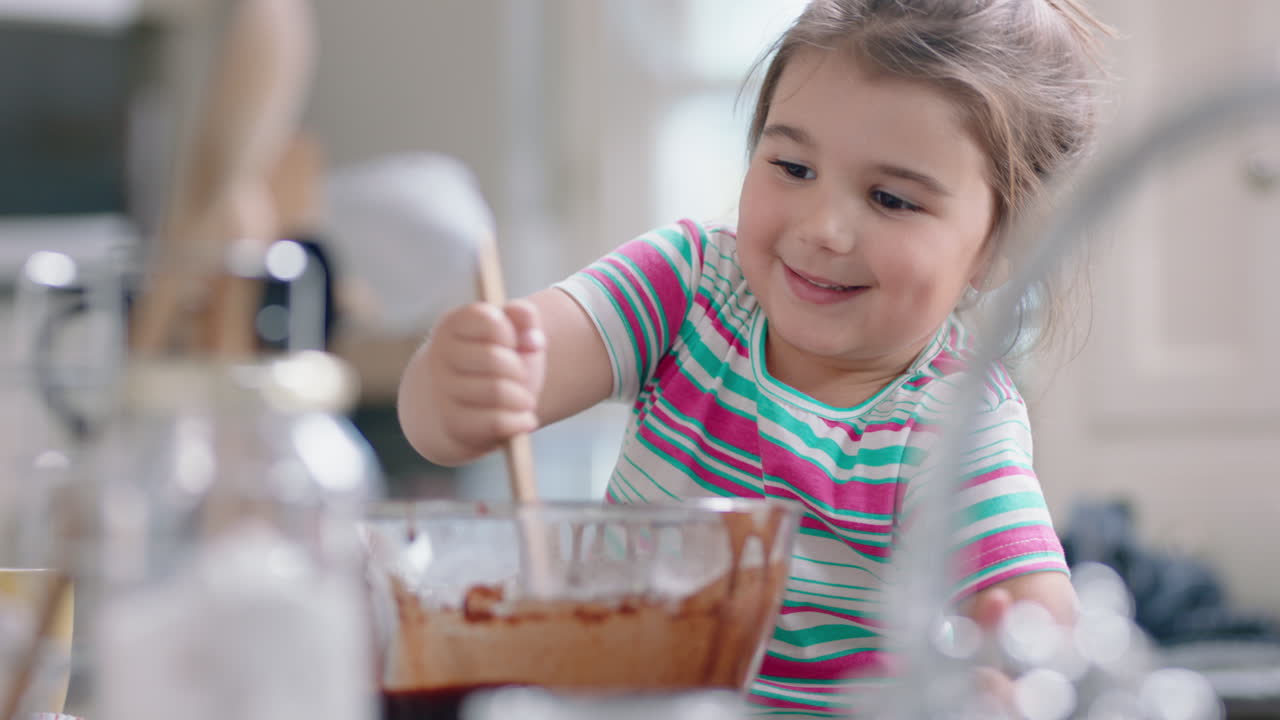 hermosa niña horneando en la cocina mezclando ingredientes para cupcakes de chocolate caseros divirtiéndose preparando deliciosas golosinas