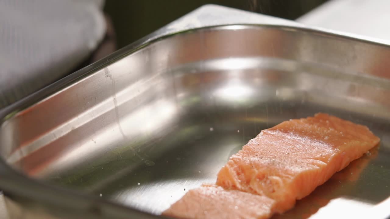 셰프가 연어를 준비하고 있습니다.