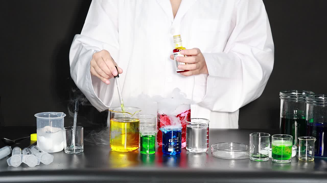 experimento científico con líquidos coloridos y hielo seco