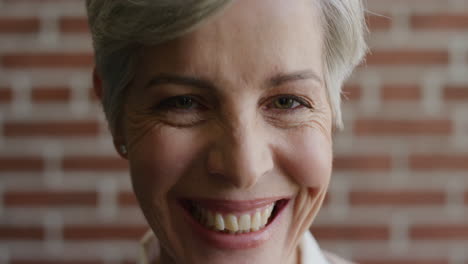 retrato de cerca hermosa mujer de mediana edad riendo disfrutando feliz estilo de vida exitoso elegante elegante mujer mayor de aspecto alegre cámara lenta envejecimiento belleza