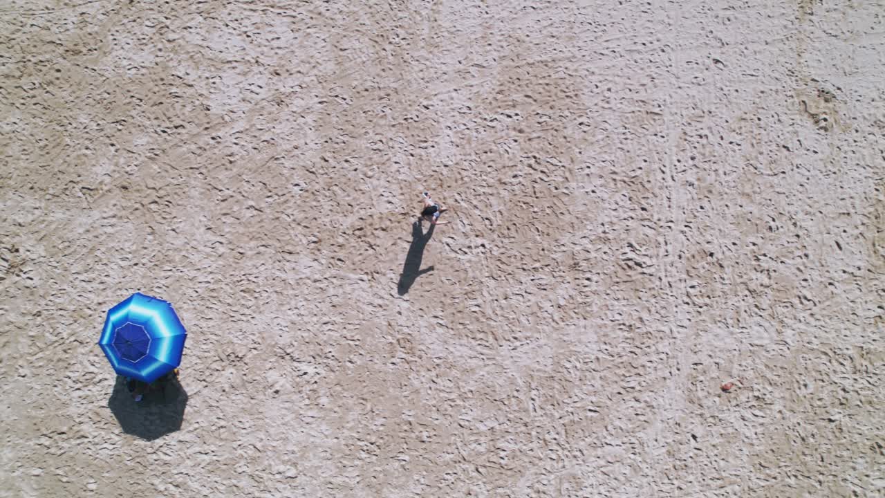 화창한 날에 해변을 걷는 아가씨