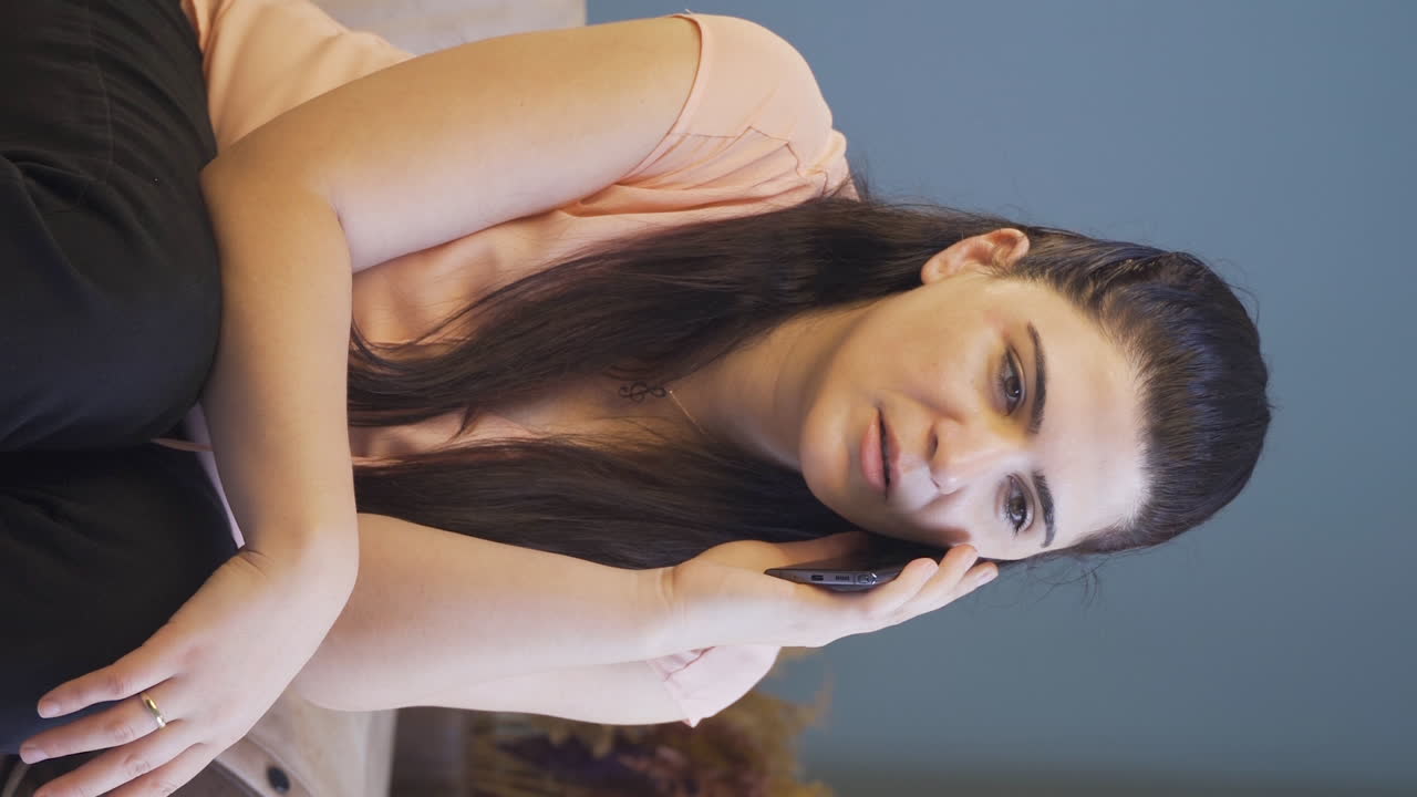 video vertical de una mujer discutiendo con su marido por teléfono.