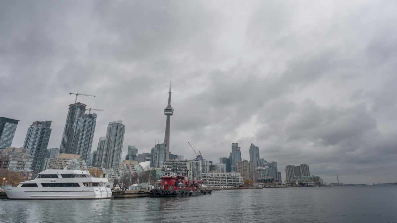 une photo temporelle du port avec un navire de croisière lors d'une soirée nuageuse à toronto, au canada