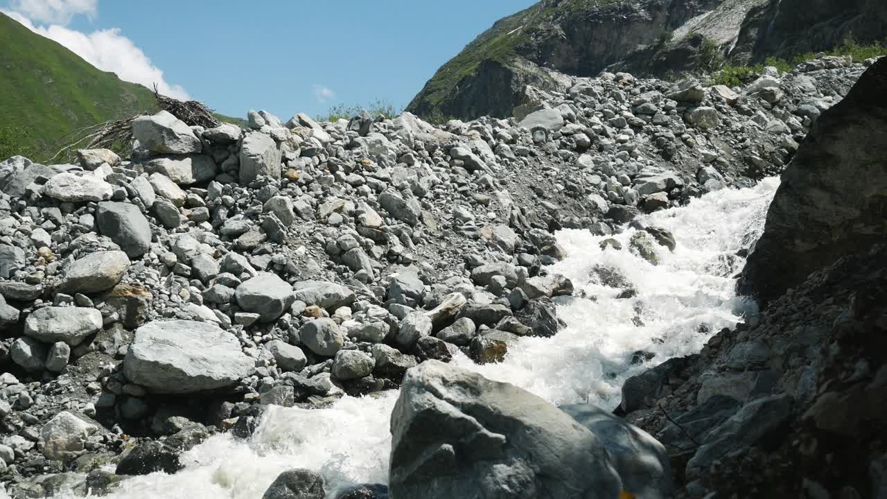 바위 사이를 흐르는 산의 강