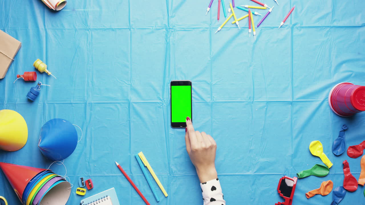 vista superior mujer planeando fiesta de cumpleaños usando teléfono móvil pantalla táctil digital manos multicolores desde arriba - dragón épico rojo