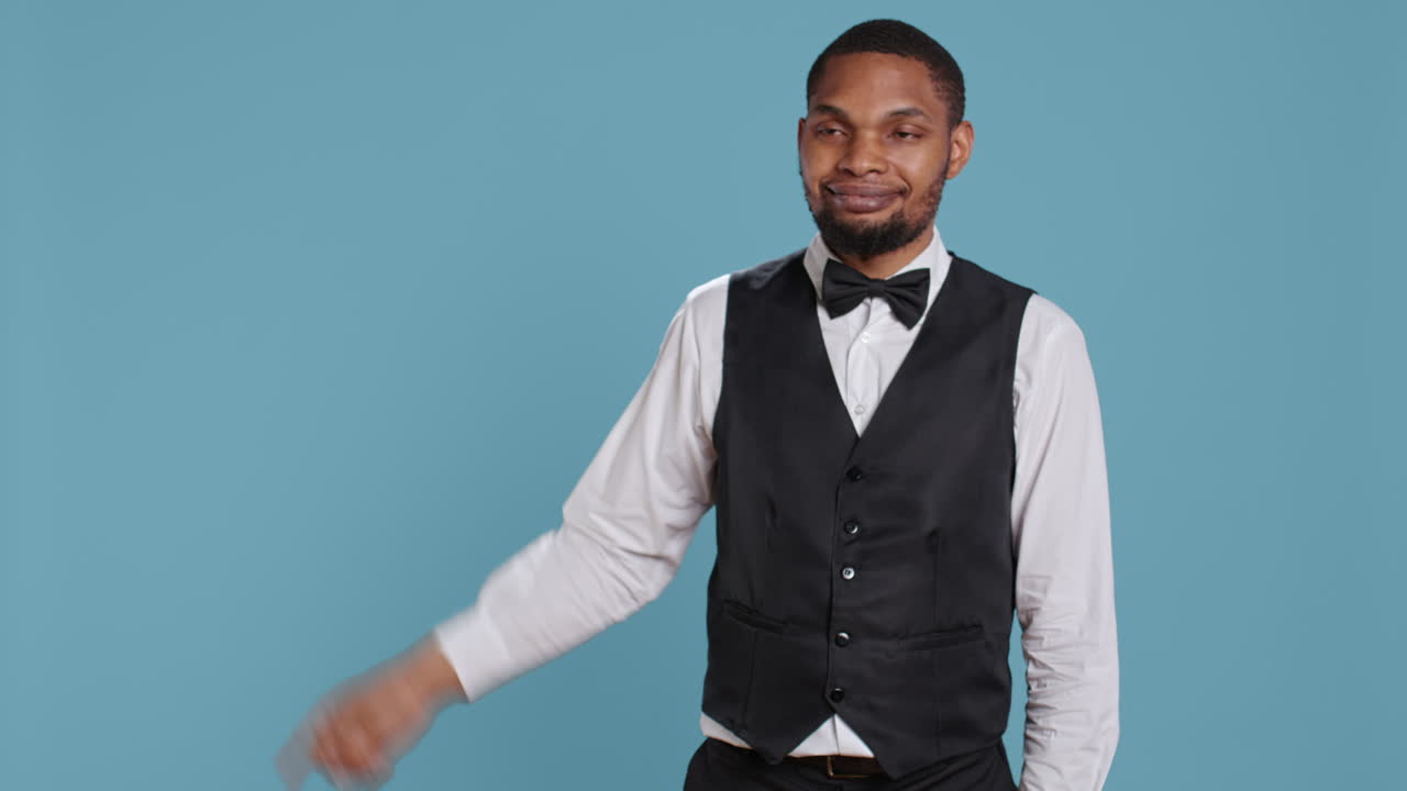 portero señalando algo a los lados izquierdo o derecho