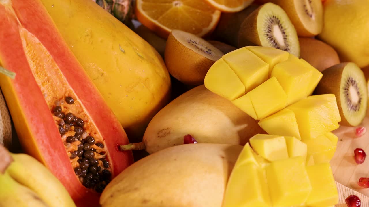 una variada variedad de frutas frescas