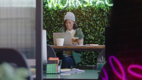 Mujer-De-Negocios-Feliz-Usando-Video-Chat-En-Una-Computadora-Portátil-Saludando-Con-La-Mano-Disfrutando-De-La-Comunicación-En-Línea-Hablando-Compartiendo-Un-Estilo-De-Vida-Relajándose-En-El-Almuerzo-En-Una-Oficina-Moderna-Y-Moderna