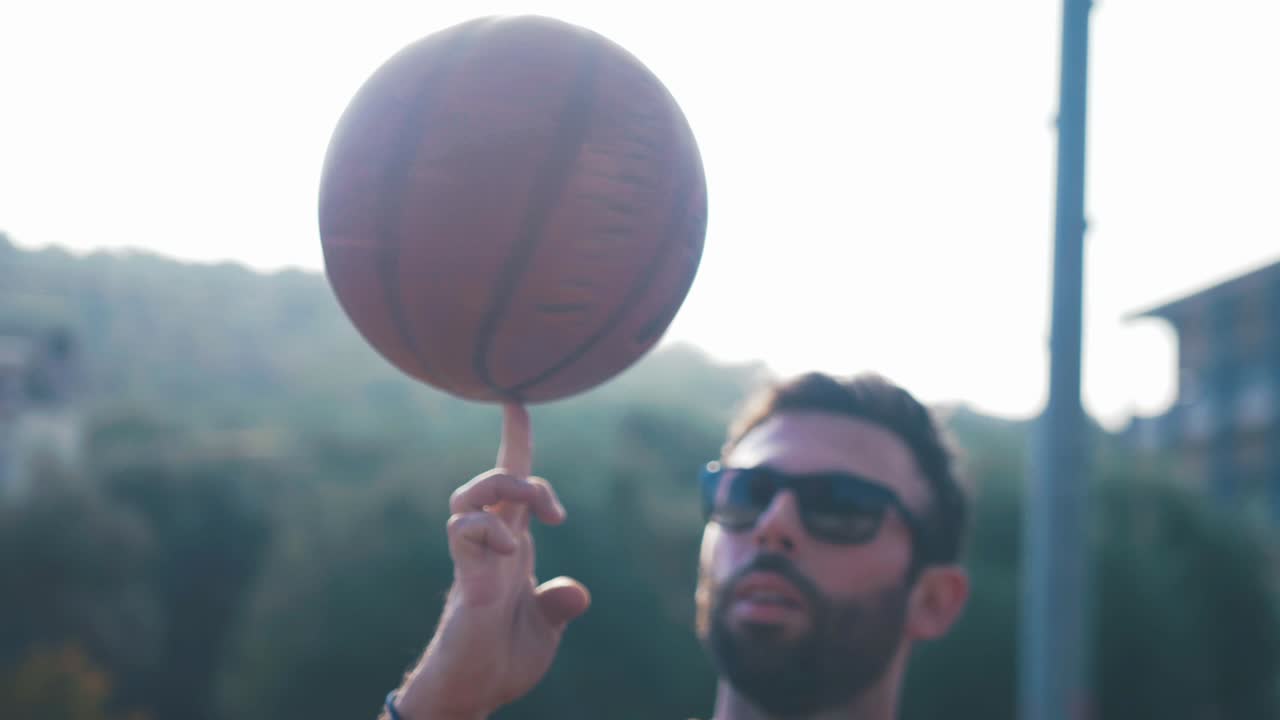girando baloncesto en el dedo en cámara lenta increíble 60fps hd