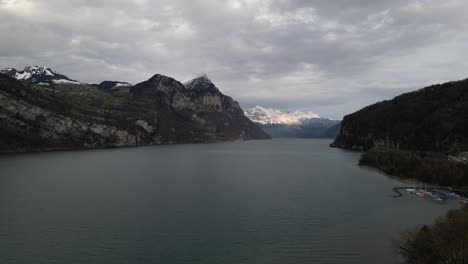 Luftaufnahme-Des-Rückzugs-über-Dem-Walensee-Im-Walensee-In-Der-Schweiz-An-Bewölkten-Tagen