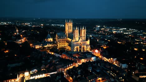 un video de un dron aéreo captura la famosa catedral de lincoln en lincolnshire, reino unido, al anochecer, mostrando su majestuosa arquitectura gótica con iluminación