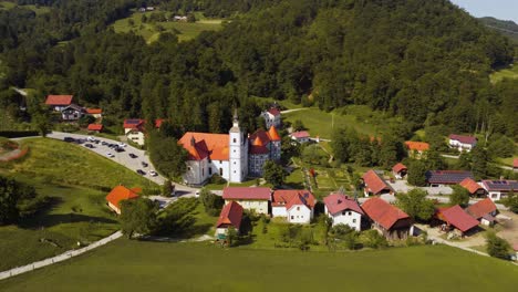 monasterio medieval y iglesia en la pequeña ciudad de olimje eslovenia, órbita aérea