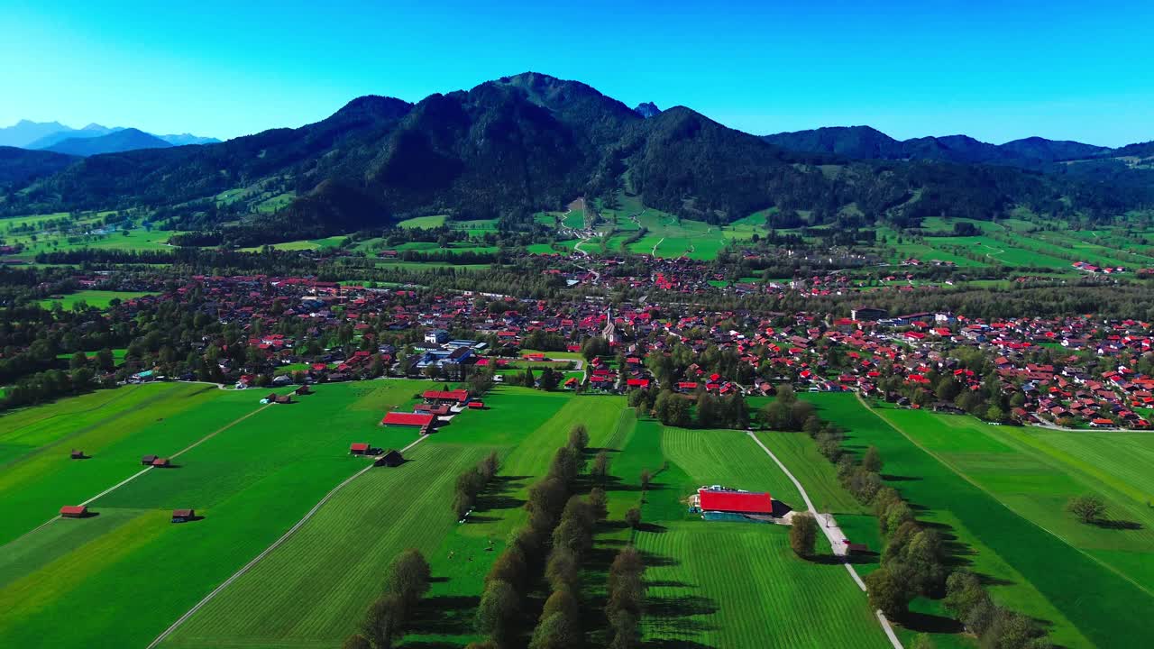 그린  ⁇ 리 와 작은 마을 위 에서의 공중 비행, 4k