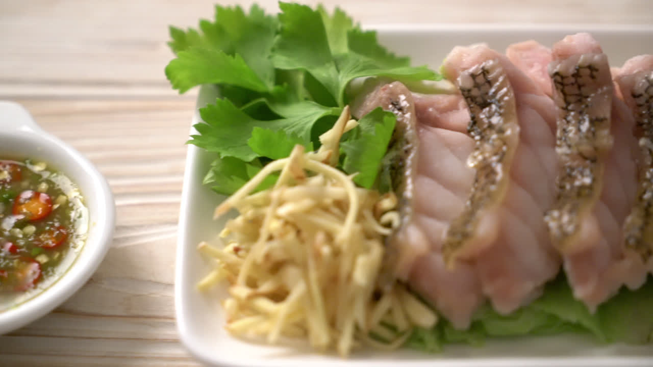 매콤한 해산물 디핑 소스를 곁들인 찐 그루퍼 생선