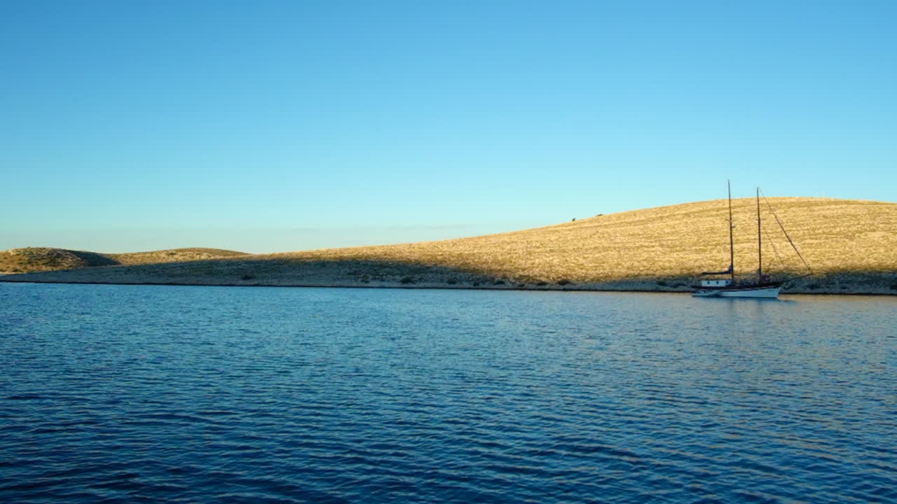 océano tranquilo y pacífico con un horizonte, colinas en un hermoso día
