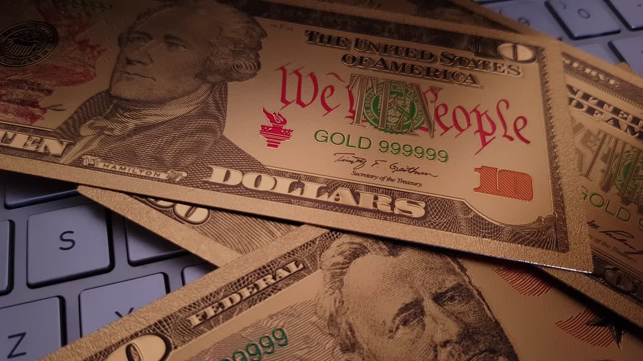 replika amerikansk dollar falder på guld bitcoin på et tastatur i faldende nomineringer