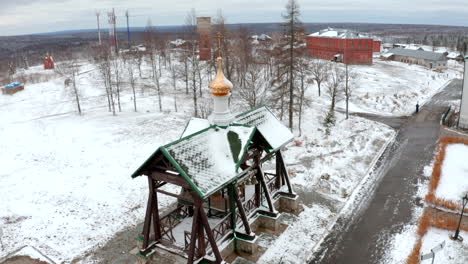 torre del campanario nevada en un monasterio ruso